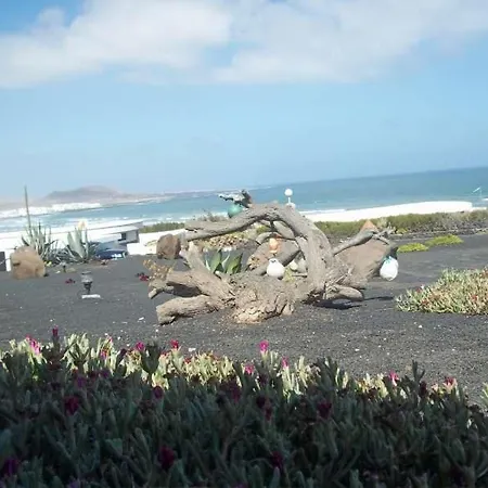 Feriehus Sleeps 4 Wifi Famara